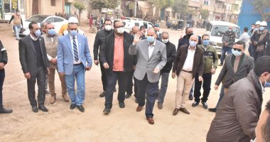 محافظ أسيوط يتابع ميدانيا تطبيق الإجراءات الاحترازية وإرتداء الكمامات.. صور