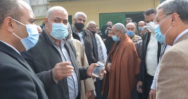 محافظ المنيا يتابع الوضع الصحى بمستشفيات الحميات والصدر.. صور