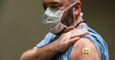لماذا جرعة لقاح واحدة لا تكفى للوقاية من كورونا؟ الحقنة الأولى تدرب الجسم على محاربة الفيروس وتستغرق أسبوعين حتى تبدأ عملها.. الحماية تتضاعف بعد الجرعة الثانية.. وجرعة واحدة توفر حماية طفيفة وليست كاملة  