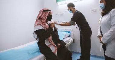 الأمير مقرن بن عبدالعزيز يتلقى الجرعة الأولى للقاح فيروس كورونا