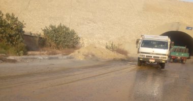 كسر ماسورة مياه شرب رئيسية أسفل نفق العين السخنة بالطريق الدائرى 