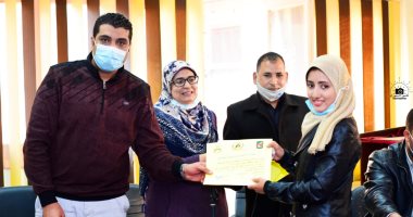 القوى العاملة: تسليم شهادات إتمام التدريب لـ 240 متدرباً بسوهاج