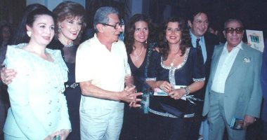 زمن الفن الجميل.. صورة نادرة تجمع فؤاد المهندس ونور الشريف مع ميرفت أمين ويسرا