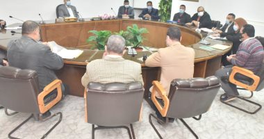 محافظ أسيوط يستقبل مواطنين بالديوان العام لبحث شكواهم وتلبية مطالبهم