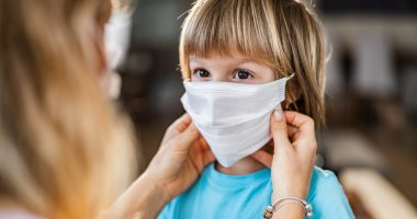 هل توجد خطورة من ارتداء الأطفال تحت 5 سنين الكمامة؟.. الصحة العالمية تجيب