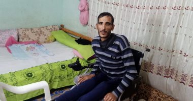 "على" أصيب بقطع بالنخاع الشوكى ويبحث عمن يعالجه بالبحيرة.. والتضامن تستجيب.. فيديو