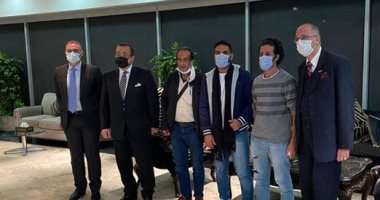المصريان المحرران من قراصنة قرب سواحل نيجيريا يصلان إلى مطار القاهرة.. صور