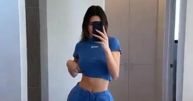 كيندال جينر تستعرض رشاقتها فى المنزل بعد انتهاء عطلة العام الجديد.. صور