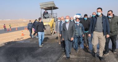 وزير النقل يتفقد طريق الصعيد الصحراوى الغربى ويوجه بعدم إقامة أى مطبات.. صور