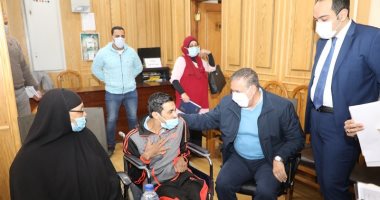 محافـظ المنوفية يسلم 3 كراسى ودراجة بخارية ويقرر صرف مساعدات مالية.. صور وفيديو