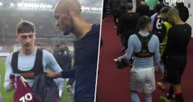 لاعب أستون فيلا يطالب نجم ليفربول باستعادة قميصه بعد استبداله