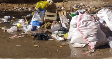 القابضة لمياه الشرب تصلح ماسورة صرف بجوار مدرسة الطبرى بمصر الجديدة 