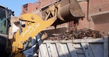 وقف البناء بدون ترخيص بالحيز العمرانى ورفع 170 طن قمامة بمركز الواسطى ببنى سويف