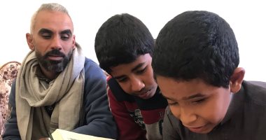 شباب من العريش يبدعون فى نشر ثقافة حفظ القرآن.. حفظوا كتاب الله صغارا وقرروا مواصلة الرسالة كمحفظين كبارا.. وينظمون حلقات لتعليم الصغار قواعد اللغة العربية وأداء التواشيح والمديح النبوى وأشعار حب الوطن.. صور
