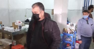 ضبط وتشميع مصنع غير مرخص للكمامات ومستحضرات التجميل بالإسكندرية