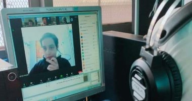 تفاعل الطلاب مع مدرسي "التعليم عن بعد" فى شرح المنهج أون لاين.. صور