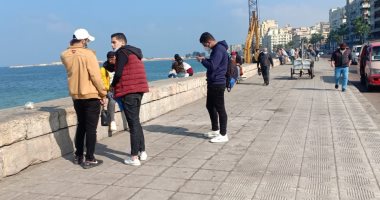 عمار يا إسكندرية.. البحر يعوض الجمهور عن الطقس والشبورة المرعبة.. فيديو لايف