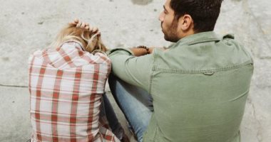 الردود الفاترة والغياب الدائم..5 علامات إنذار على فقدان حبيبك اهتمامه بالعلاقة