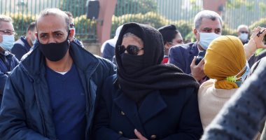 لحظة انهيار زوجة هادي الجيار وابنته أثناء تشييع الجثمان.. صور