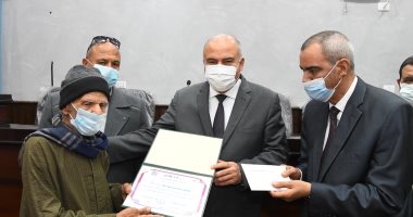 محافظ قنا يكرم النماذج المشرفة من كبار السن بمدينة قوص.. صور