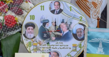 محافظ الإسكندرية يقدم هدية إلى البابا تواضروس لتهنئته بعيد الميلاد المجيد 