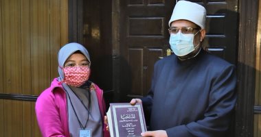 الأوقاف تهدى دولة إندونيسيا 200 نسخة مترجمة من معانى القرآن الكريم.. صور