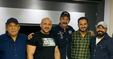 آخر ظهور للراحل هادى الجيار في صورة مع فريق عمل مسلسل "الاختيار 2"