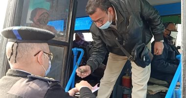 محافظ القاهرة يحرر محضرا لمحصل أتوبيس نقل عام لعدم ارتدائه الكمامة.. صور