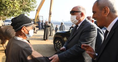 محافظ قنا يسلم مواطن من ذوى الاحتياجات الخاصة رأس ماشية.. صور