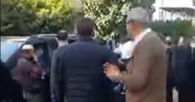 أحزان الوزير الأسبق.. رشيد محمد رشيد يودع والدته بالإسكندرية .. فيديو لايف