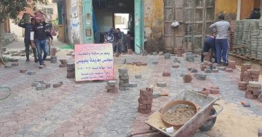 محافظ الشرقية يتابع تركيب بلاط الإنترلوك بشارع القيسارية في بلبيس.. صور