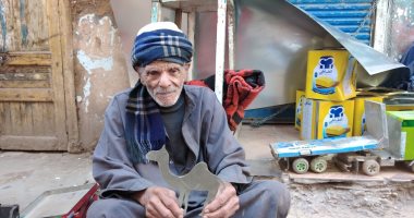 قصة العم سيد عباس "ساحر الصفيح"  50 عام فى صناعة الألعاب لرسم البهجة على وجوه الأطفال بأسعار رمزية .. ويؤكد لـ "اليوم السابع " شاركت فى حرب اليمن وصممت مجسمات من المعادن للاستخدام فى المناورات ..فيديو 