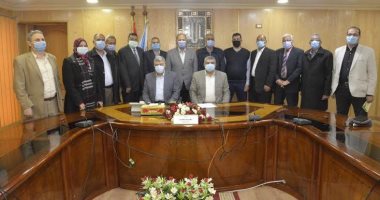 توقيع عقود تركيب شبكات كهرباء بـ208 ملايين جنيه لـ90 قرية ضمن "حياة كريمة" بأسيوط