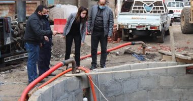محافظة الجيزة تنفذ مشروع الصرف الصحى بشارع العمدة ببولاق الدكرور.. صور
