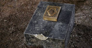العثور على منحوتة مصحف معدنى داخل حديقة بـ"مالمو" فى السويد.. صور