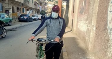 قصة أول شاب دليفرى بالعجلة فى بنى سويف.. "خالد": كورونا فصلنى من الشغل وبحلم بموتوسيكل للعمل فى توصيل الطلبات.. ويؤكد: بشتغل بالعجلة ولا أطلب تسعيرة معينة للتوصيل.. وأسكن بالإيجار وطفلتى تحتاج لبن شهرى.. صور