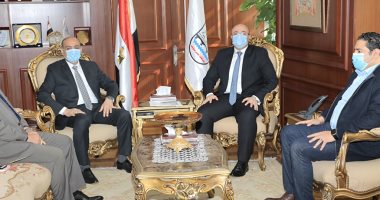محافظ بنى سويف يبحث تدعيم وتطوير المناطق الصناعية بالمحافظة
