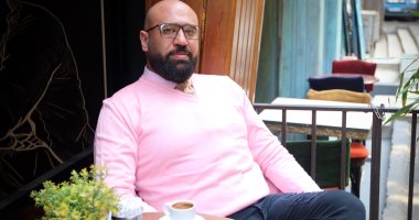 السيناريست محمد سمير مبروك يجرى عملية صدمات كهربائية فى القلب