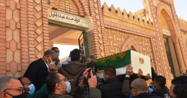 توافد سيد رجب وأحمد أمين وتامر عبد المنعم للمشاركة فى جنازة والد بيومى فؤاد