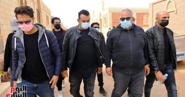 بيومى فؤاد يشيع جثمان والده بمشاركة الفنانين 