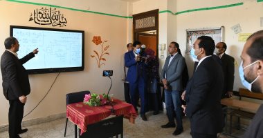 نائب محافظ قنا يشهد البث الإذاعي للمواد التعليمية ونشرها علي المنصات الالكترونية