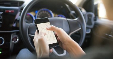 تعملها إزاى؟.. كيف تستخدام الأوامر الصوتية لمساعد جوجل خلال القيادة؟