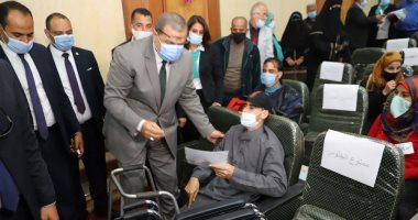 وزير القوى العاملة يسلم 57 عقد عمل و6 كراسى متحركة لذوى الإعاقة