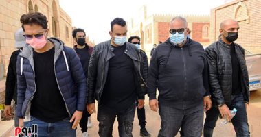 كتف بكتف.. محمود الليثى يساند بيومي فؤاد فى تشييع جثمان والده.. صور