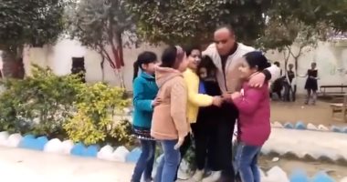 "دار يا دار".. معلم فى البحيرة يبكى داخل مدرسة لعدم وجود طلابه بسبب كورونا.. فيديو