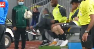 شيكابالا يداعب الكرة في وصلة مهارات على "دكة" الزمالك.. فيديو