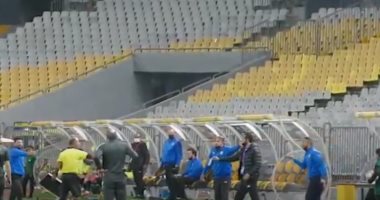 خطأ فى لوحة التغيير يتسبب فى انفعال "دكة" الزمالك على الحكم.. فيديو