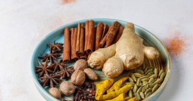5 علاجات منزليه تخلصك من الصداع.. أبرزها الزنجبيل والثوم والفلفل