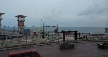 شتاء الإسكندرية يعود من جديد.. رياح وغيوم كثيفة وطقس غير مستقر.. خط شنايش جديد بالمنتزة وأجولة رمال بشاطئ المكس.. توقعات بسقوط أمطار اليوم وغدا.. وطوارئ واستنفار بالأحياء استعدادا لنوة الفيضة.. فيديو وصور