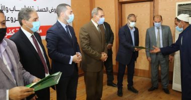 محافظ كفر الشيخ يسلم القروض الحسنة للشباب والأم المعيلة والأسر الفقيرة.. فيديو وصور